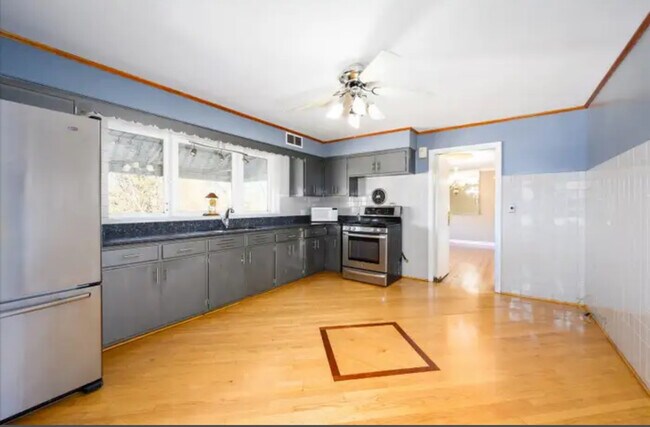 Building Photo - 1800 S Austin Blvd