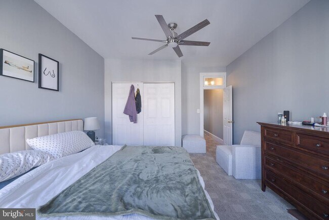 Building Photo - 835 Wellington St