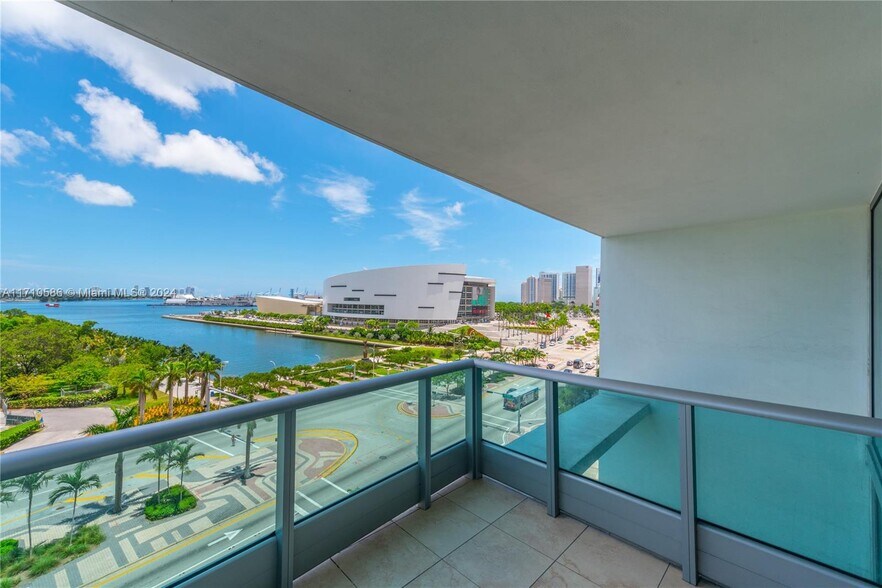 Building Photo - 900 Biscayne