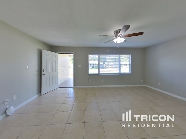 Building Photo - 227 Lochmond Dr