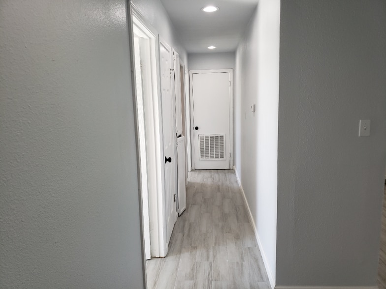 Building Photo - 7576 Windsor Oaks