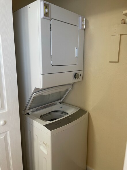 Building Photo - 153 Wellington St