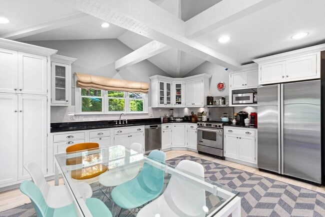 Building Photo - 114 Narod Blvd