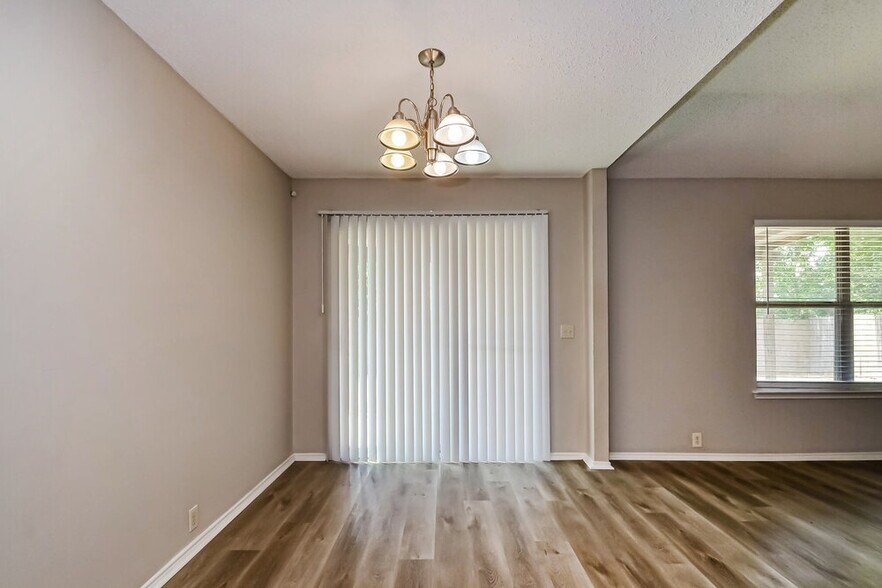 Building Photo - 1009 Springcreek Dr