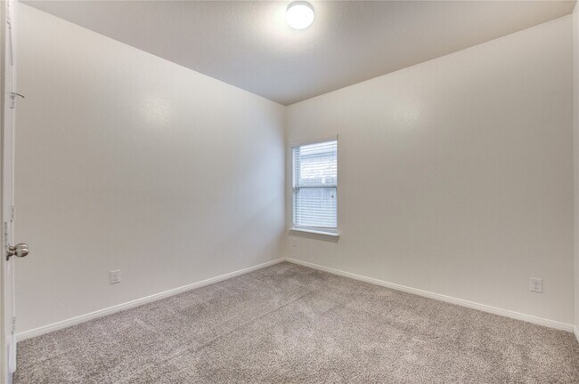 Building Photo - 734 Mill Spring Ct