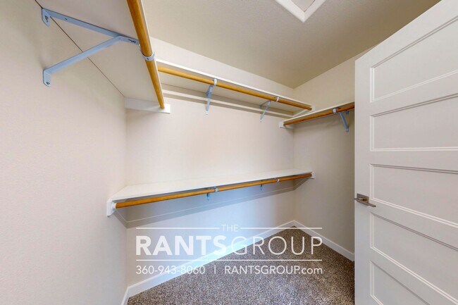 Building Photo - Beautiful Home! Easy JBLM Commute!