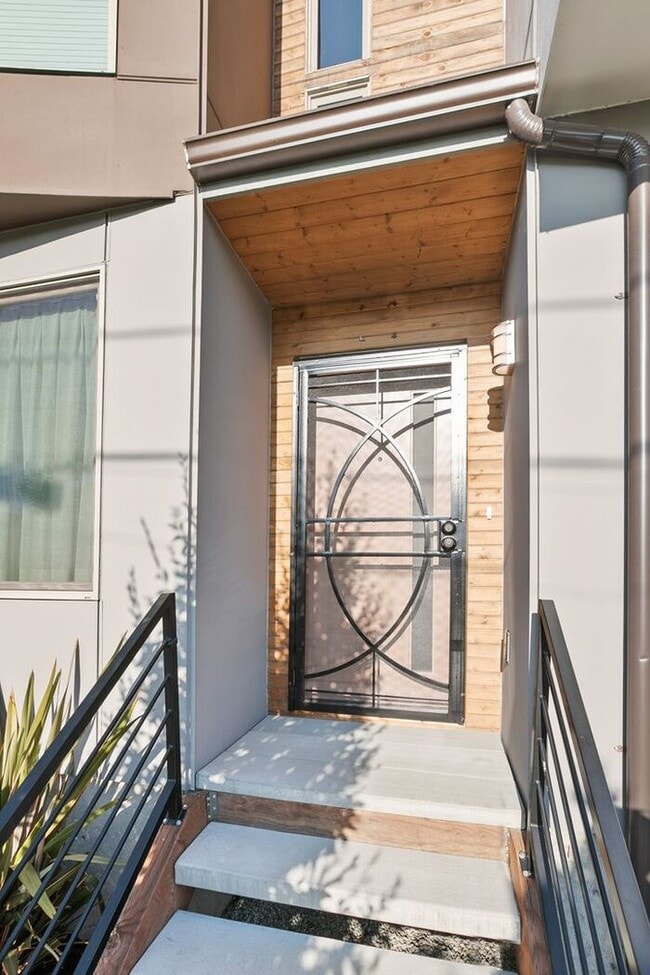 Building Photo - Elegant Mt. Baker End Unit Townhome with AIR CONDITIONING