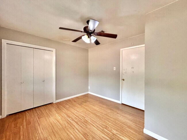 Building Photo - 3 Bed, 2 Bath Home – Fully Equipped & Move-In Ready!