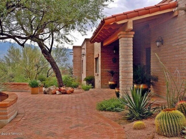 Building Photo - 4 bedroom 2.5 Bath