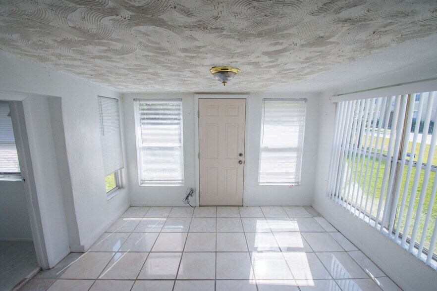 Building Photo - 3 Bed 2 Bath Home with Stainless Steel Appliances Near Poinciana Pkwy!