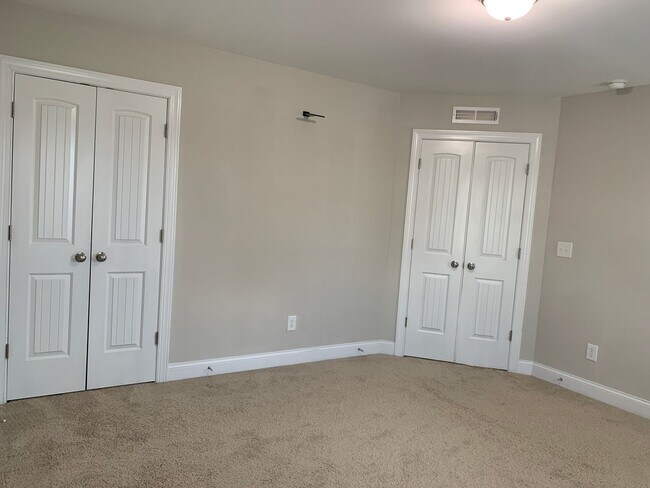 Building Photo - AMAZING LOCATION, Fantastic 4 Bed Home, in...
