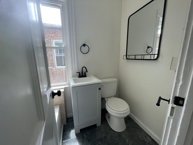 Building Photo - 521 Howard Ave