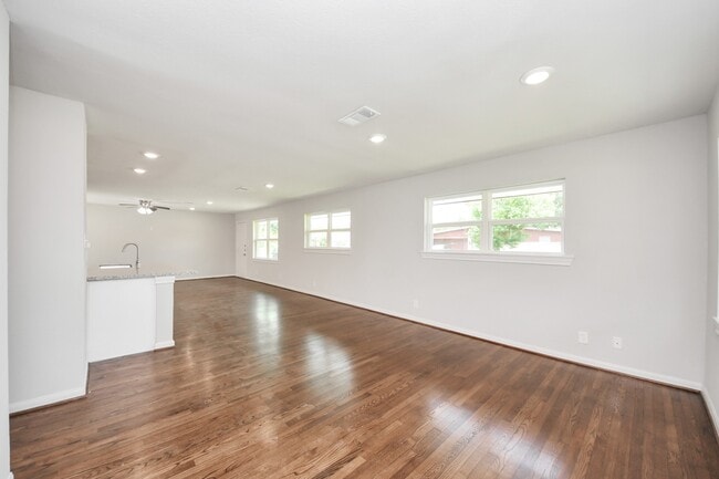 Building Photo - 8102 Bob White Dr
