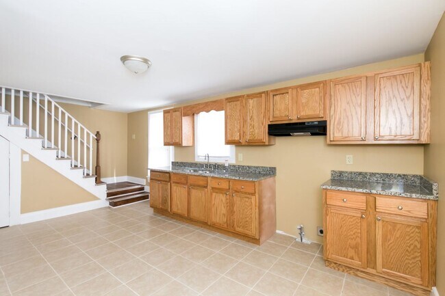 Building Photo - Cute, Clean & Completely Renovated