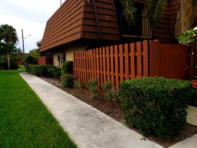 Building Photo - 1440 N Lawnwood Cir