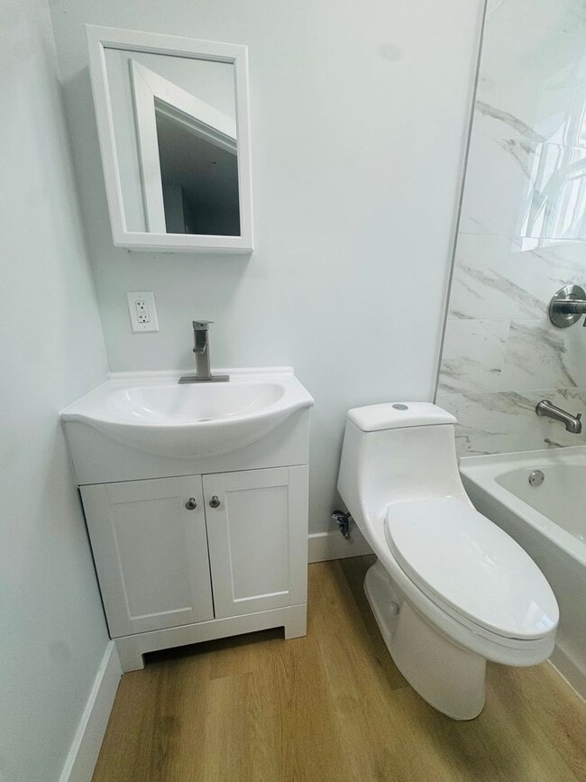 Building Photo - Renovated 4bd/1bth House with Rear yard!! ...