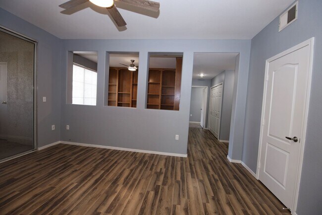 Building Photo - First Floor Condo in Green Valley!
