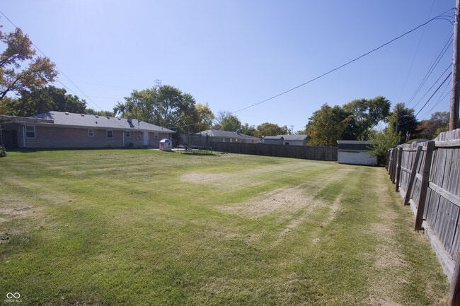 Building Photo - 150 E Beechwood Ln