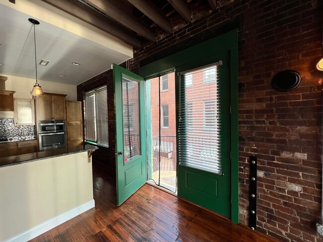 Building Photo - Conveniently located downtown