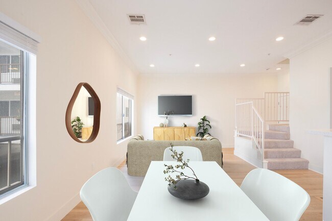 Building Photo - 1752 N Kingsley Dr.