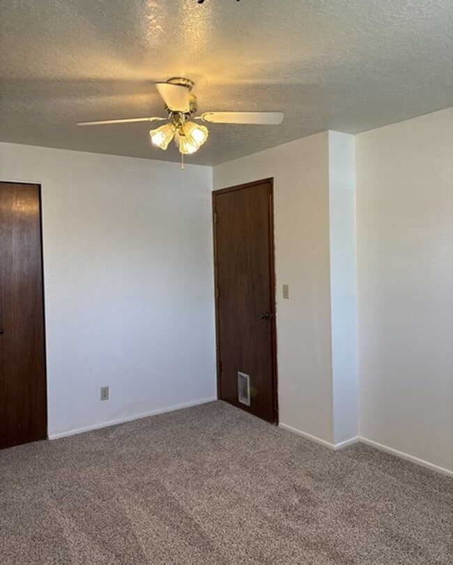 Building Photo - 3Bd/2Ba Single Story House - Available to View!