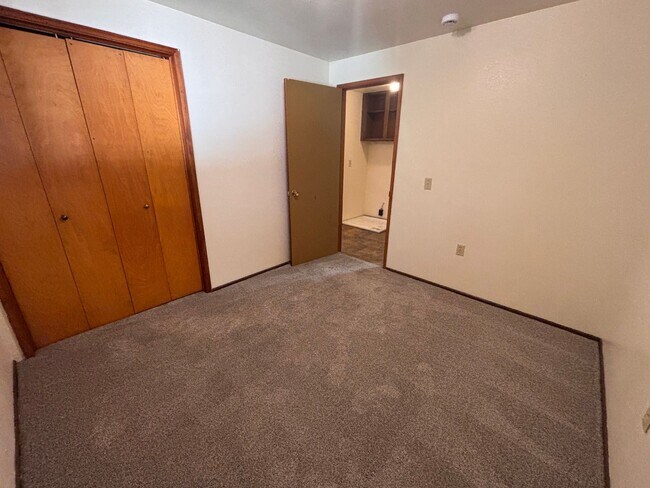 Building Photo - Water & Sewer Paid- 3 Bedroom 1 Bath Duplex
