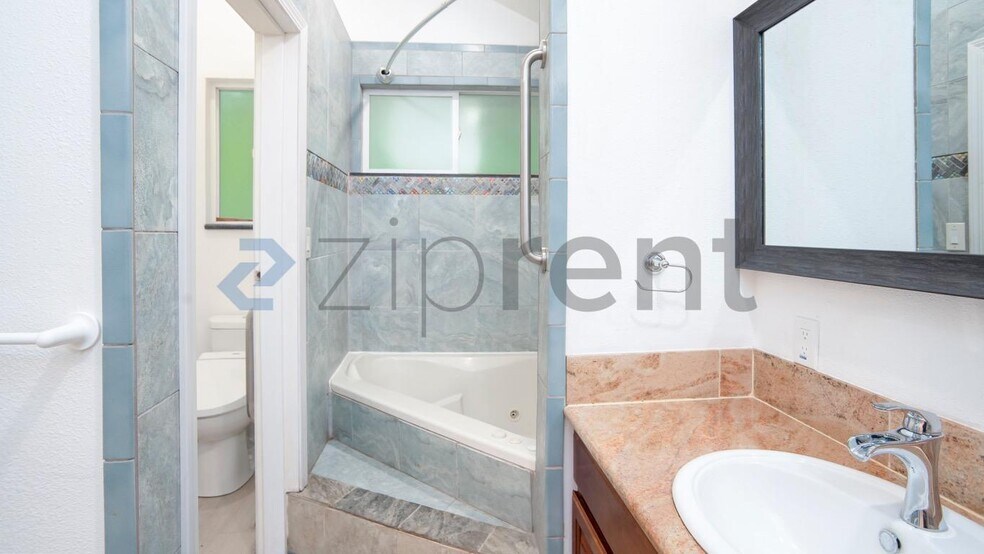 Building Photo - Unit single home
