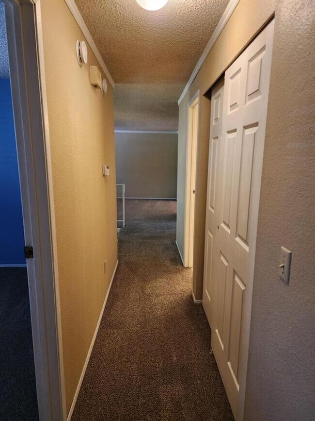 Building Photo - **PENDING APPLICATION**Beautiful 3 Bed 1.5...