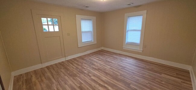 Building Photo - Remodeled 2 Bedroom 1 Bathroom home for $795!