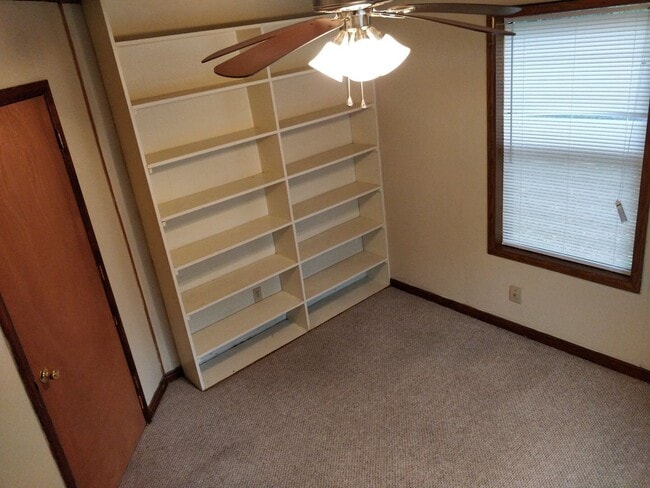 Building Photo - Comfortable living in this 3-bedroom, 1-bath home
