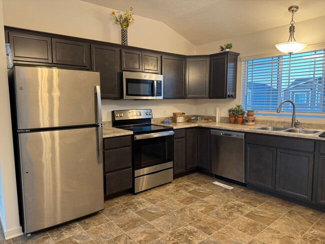Building Photo - Modern Home With Open Layout For Rent In B...