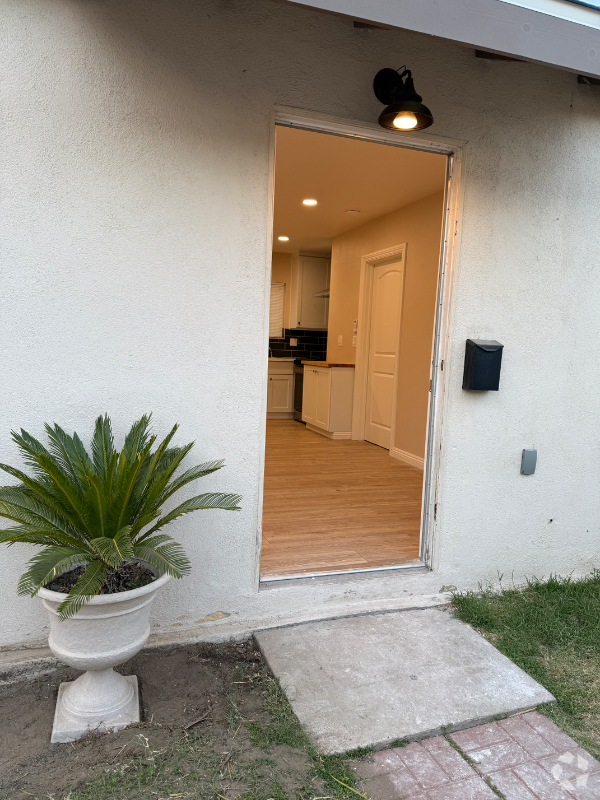 Building Photo - 10534 Roseton Ave