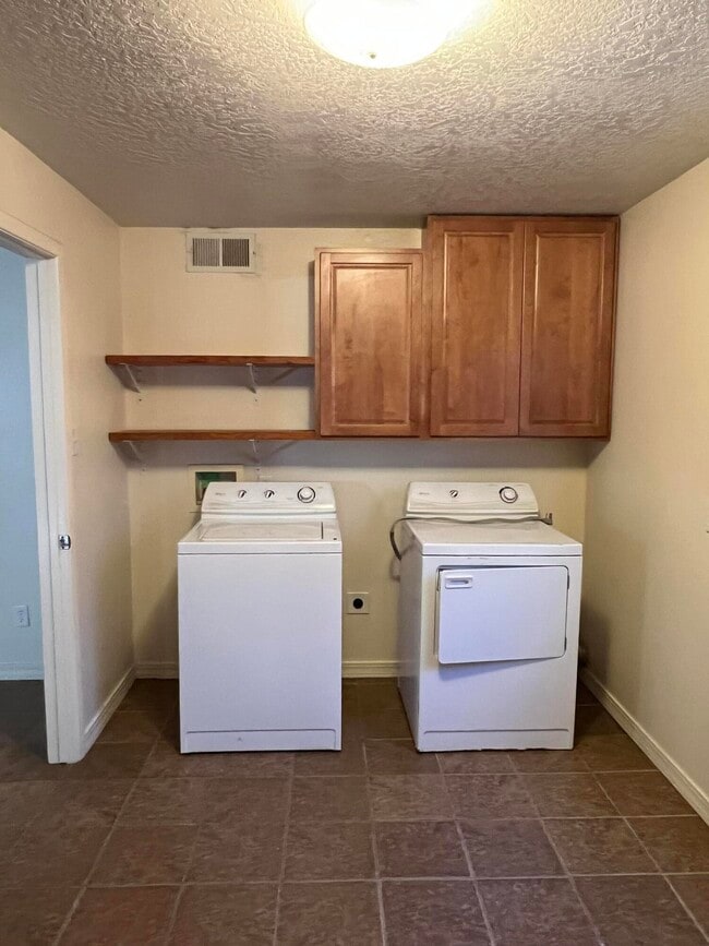 Building Photo - 8902 Aztec Rd NE