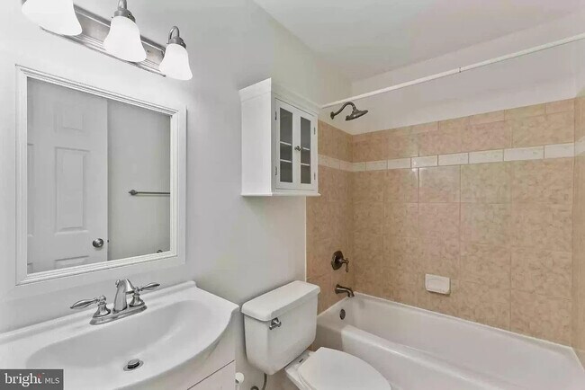 Building Photo - 221 Crocker Dr