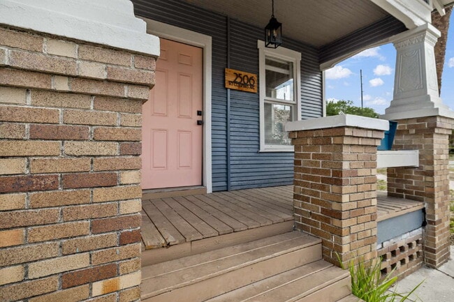 Building Photo - "Charming 2-Bedroom Bungalow in Tampa's Vibrant Heart – Cozy 796 Sq Ft Retreat!"