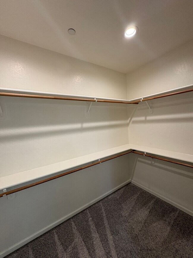 Building Photo - Comfortable NW Visalia Home Rent Ready!