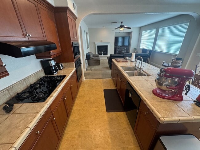 Building Photo - 5 Bed / 3.5 Bath | Elk Grove Single Family...