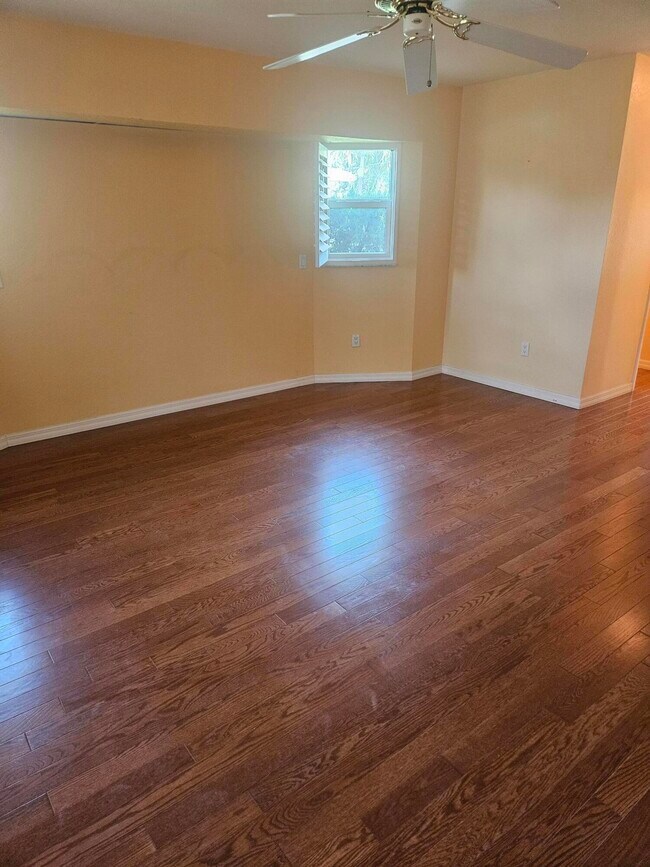 Building Photo - 382 SE Naranja Ave