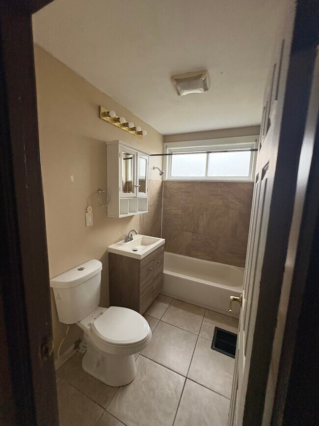 Building Photo - 1494 E 25th Ave