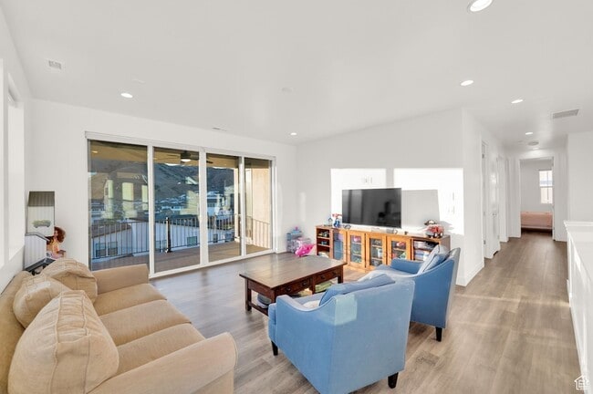 Building Photo - 1722 Oakridge Cir
