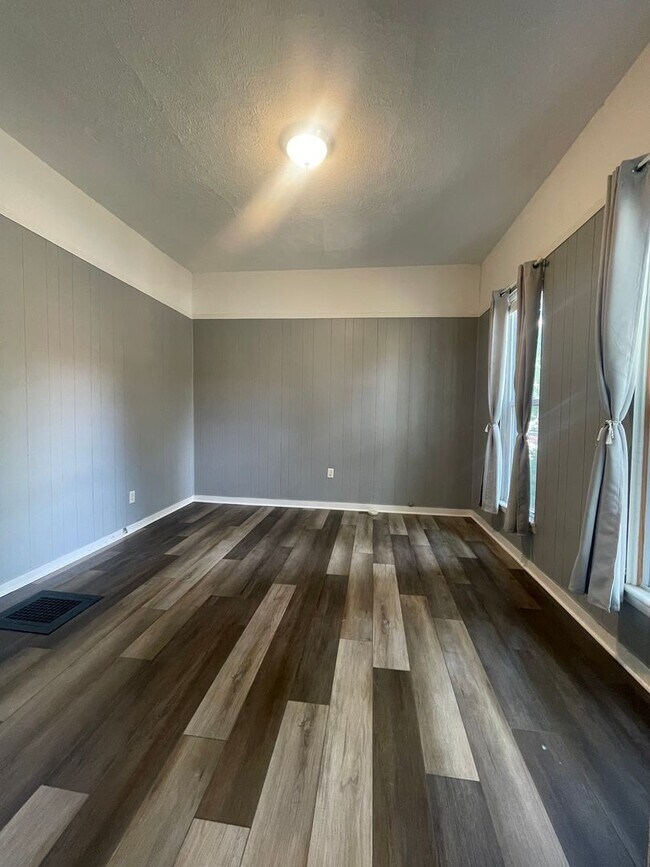 Building Photo - Three Bedroom Single Family Located Near D...