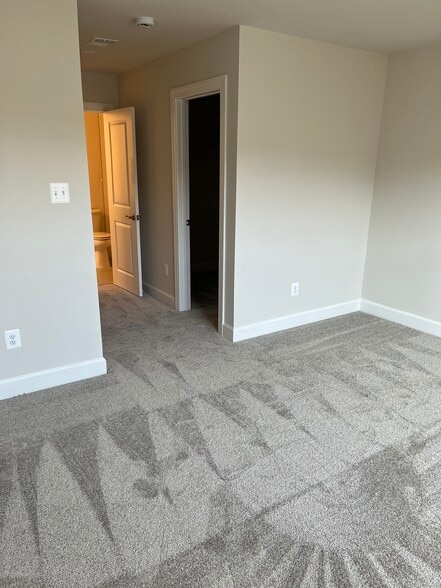 Building Photo - 3581 Carnaby St