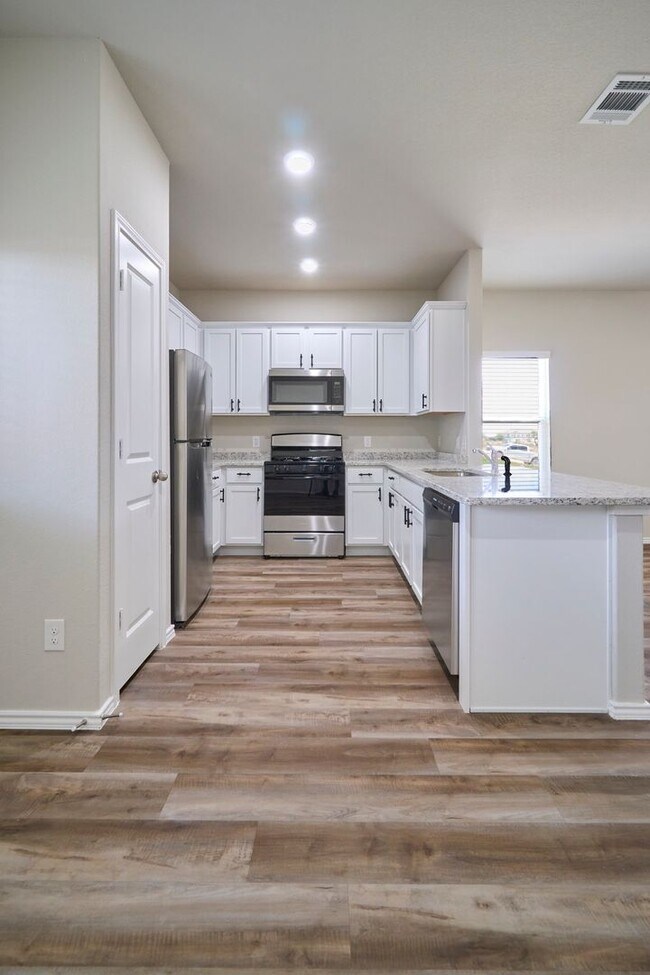 Building Photo - Hunters Ranch Beauty! 3 Bedroom 2 1/2 Bath Townhome