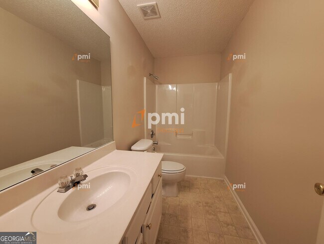 Building Photo - 1311 Vine Cir