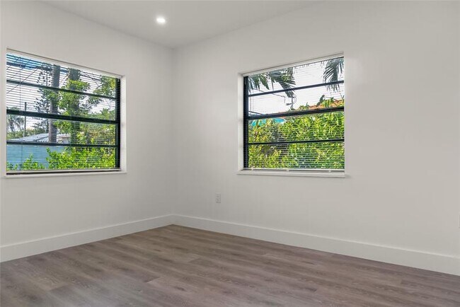 Building Photo - 2724 SW 34th Ct