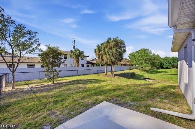 Building Photo - 1426-1428 Cape Coral Pkwy W