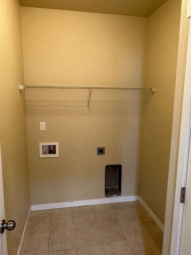 Building Photo - BEAUTIFUL 4BD HOME in NE COL SPGS w/ MAIN-LEVEL MASTER SUITE & AC - Security Deposit Alternative ...