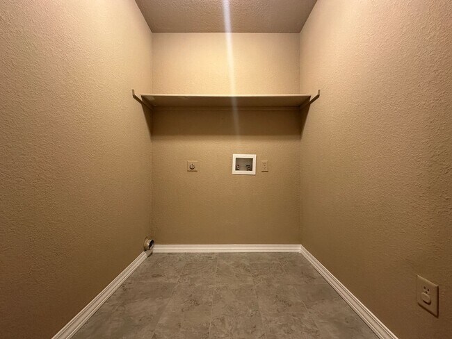 Building Photo - Beautiful Move In Ready 3 Bed 2 Bath for R...