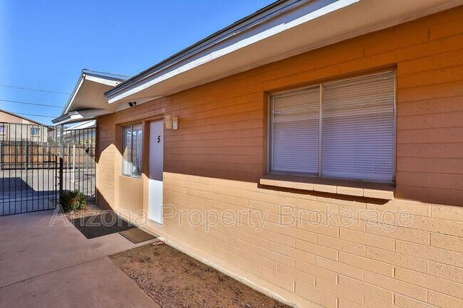 Building Photo - 1702 W Vogel Ave