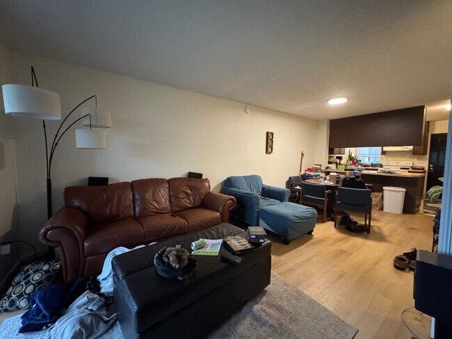 Building Photo - 2 Bedroom 1.5 Bath Townhouse near WWU and Fairhaven w/ Attached Garage